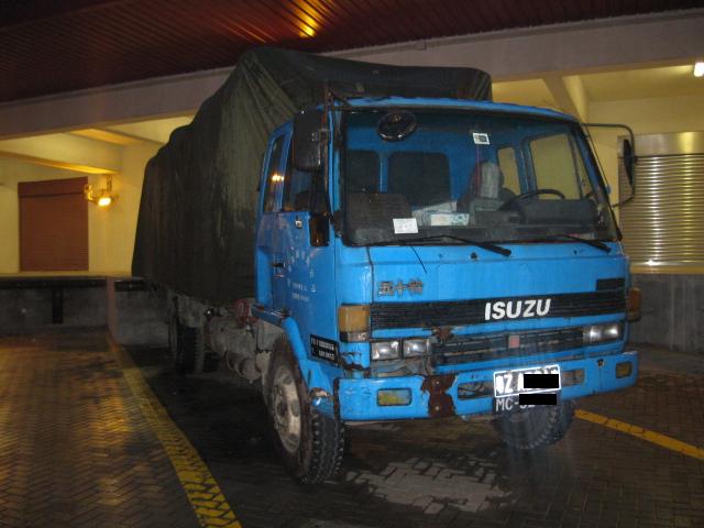 海關扣查涉案貨車
