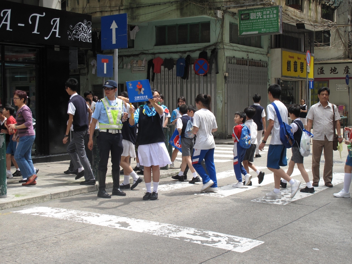 行人在交通安全大使引導下安全橫過馬路