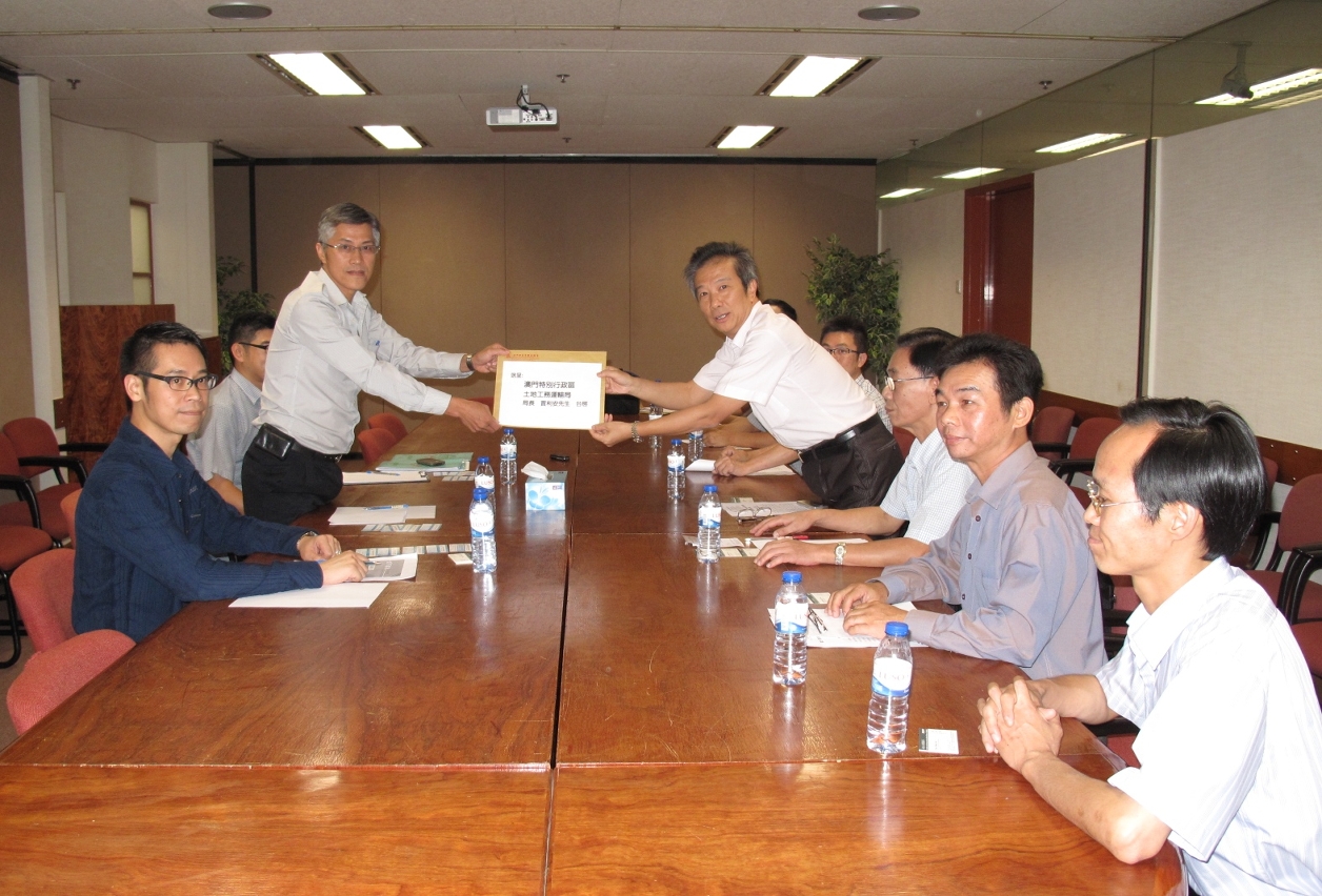 街總代表拜訪工務局，送交對都市建築法律法規諮詢文本的書面意見。