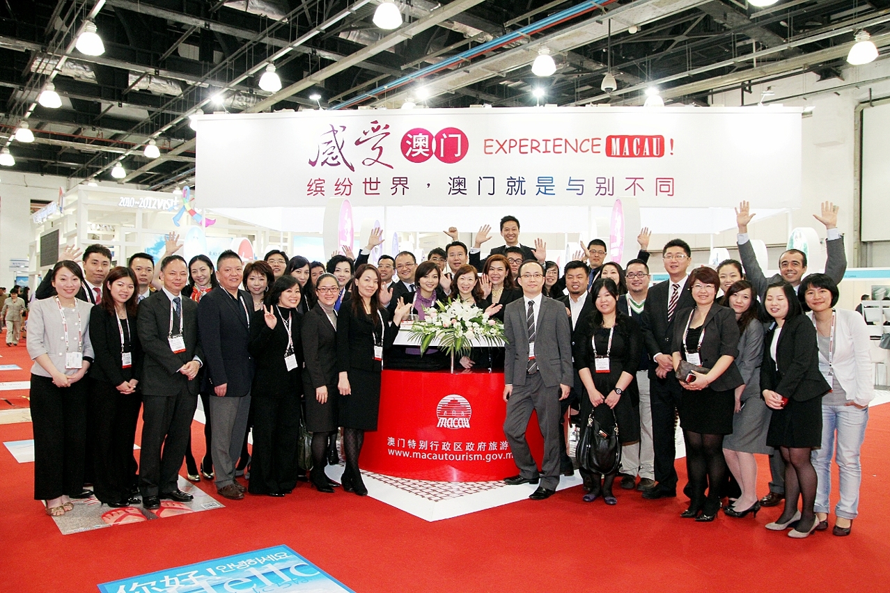 澳門業界代表於澳門展位前合照
