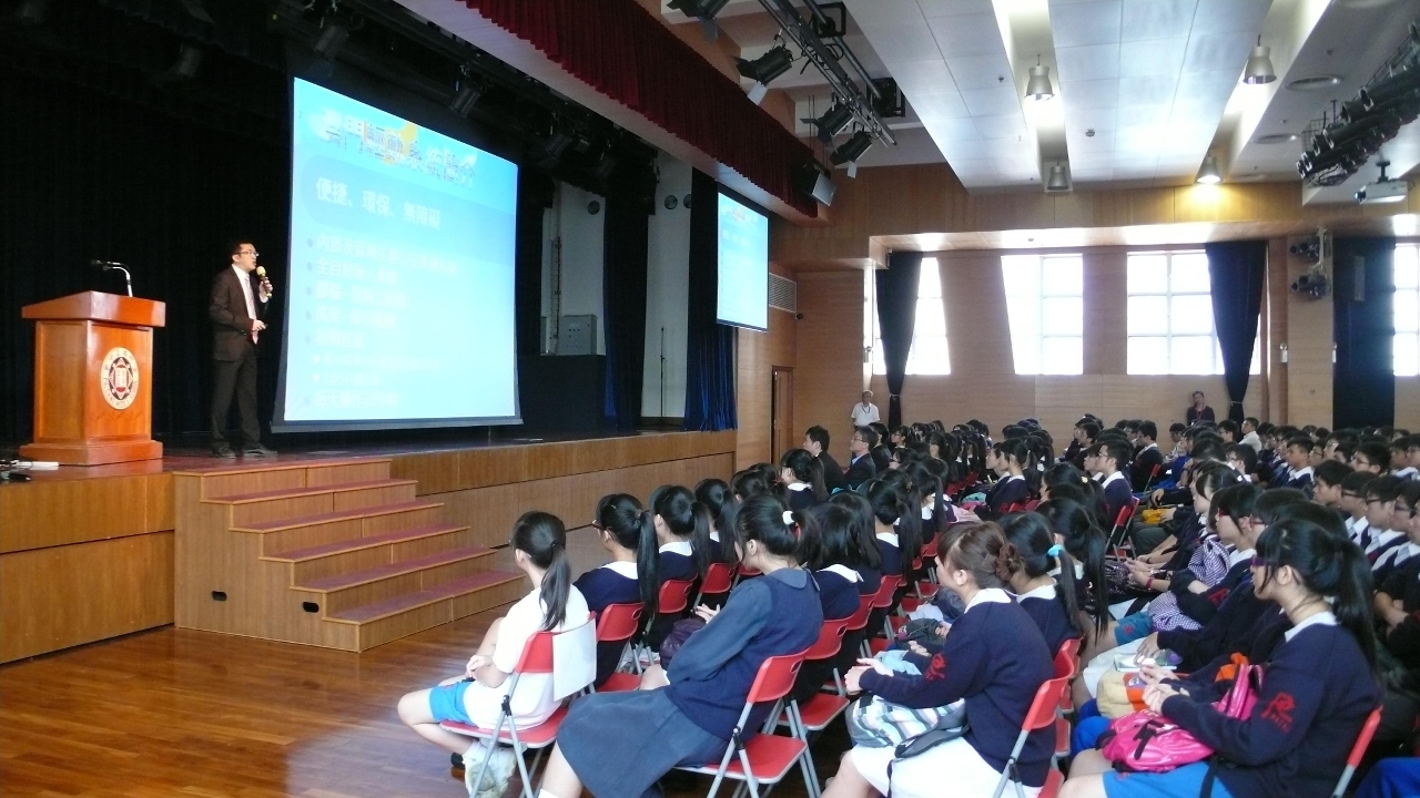 運建辦人員向培正中學學生講解澳門輕軌系統的升學及就業資訊(二)