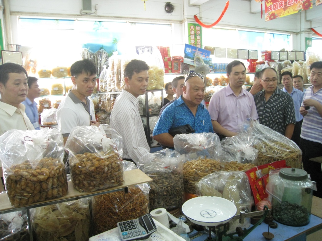 考察團參觀湛江市霞山水產品批發市場