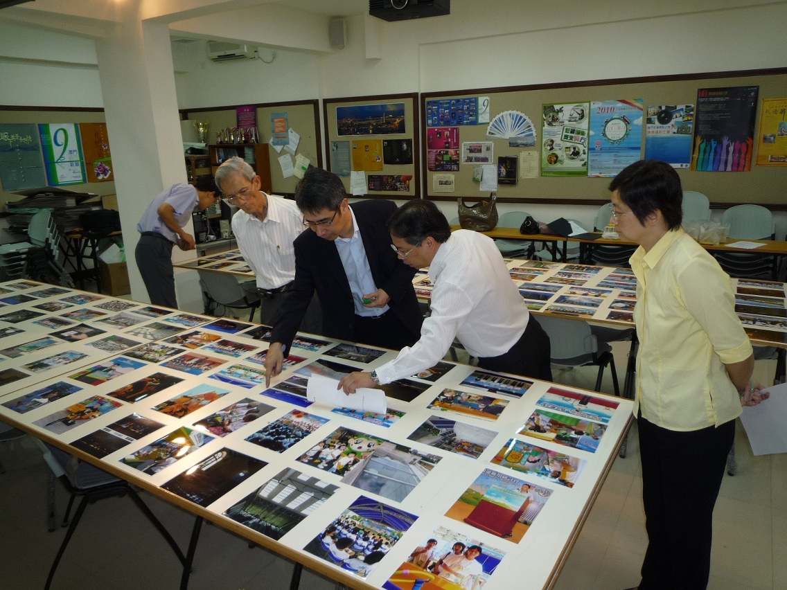 五名評審代表正對作品進行評比