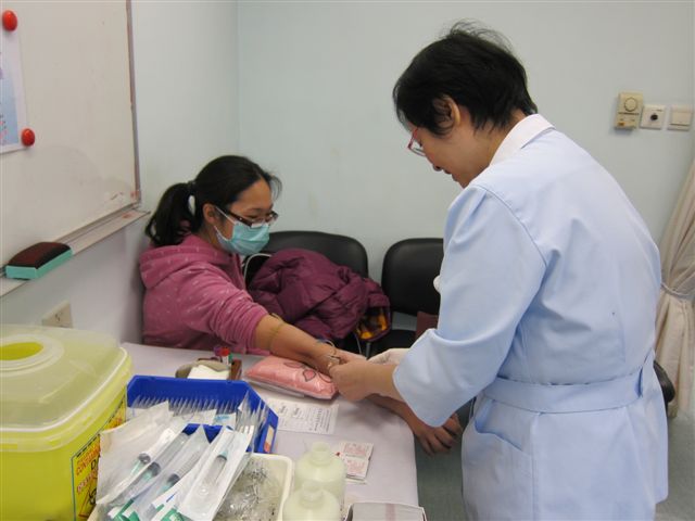 醫護人員正為居民進行抽血檢驗