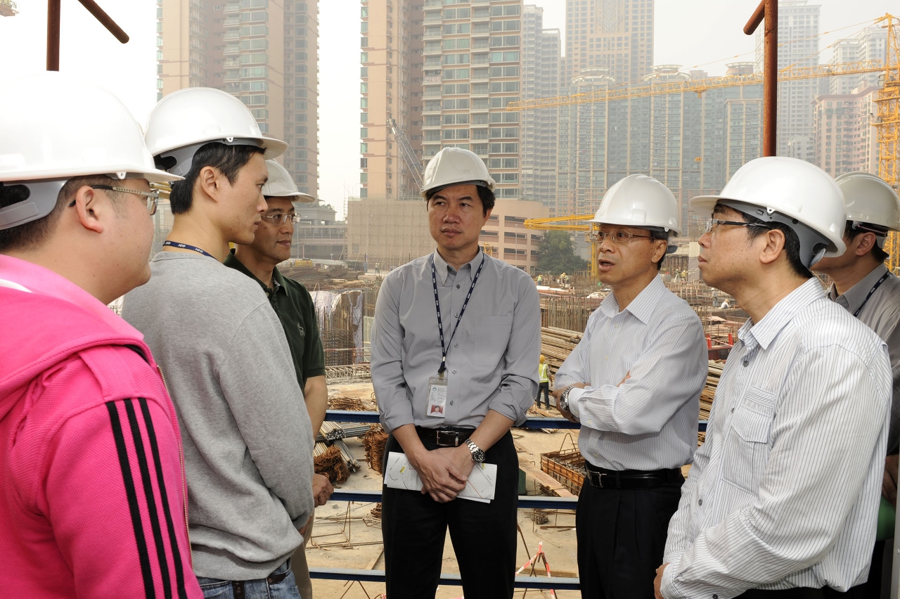 劉仕堯等巡視氹仔TN27經屋工程，要求承建商加快工程進度.
