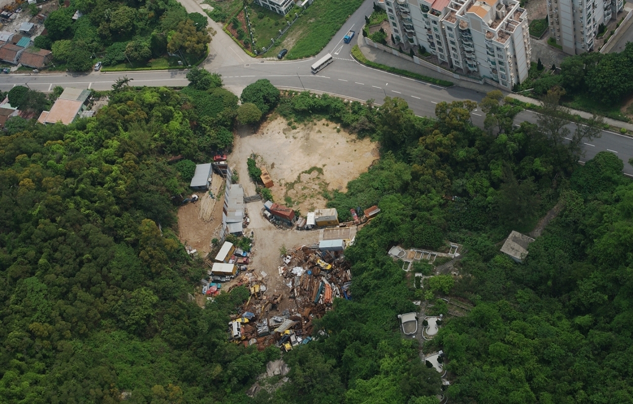靠近公道旁的山坡被非法開挖後增加山體的不穩定，對公眾安全潛在危險。