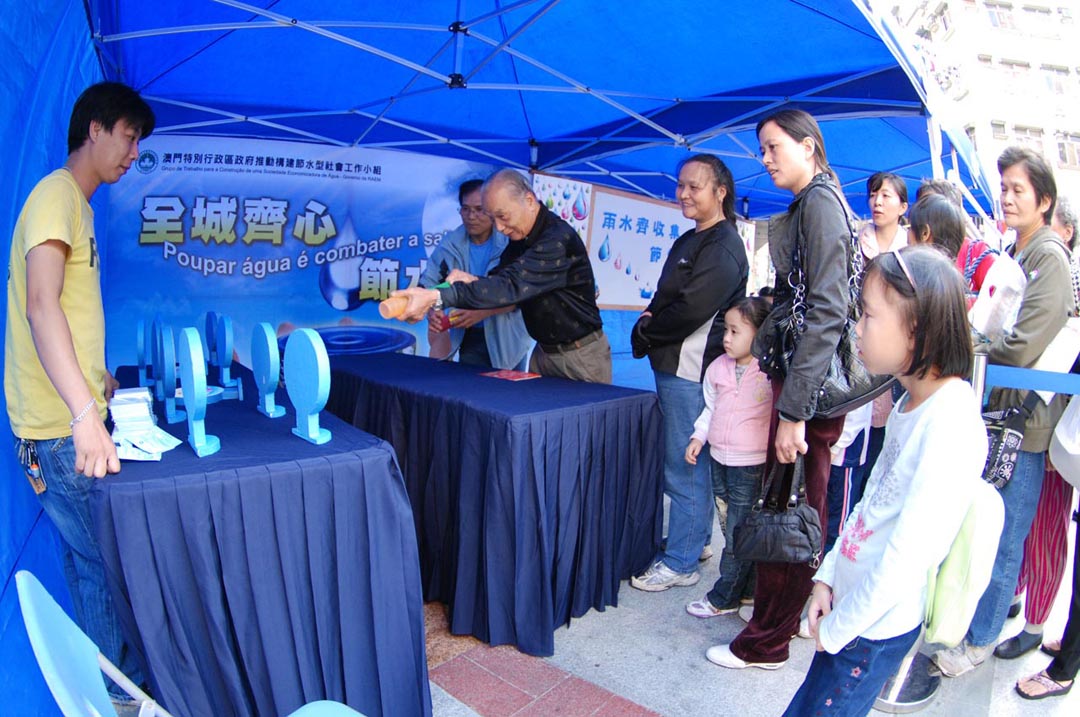 攤位遊戲吸引不同年齡層的市民參與