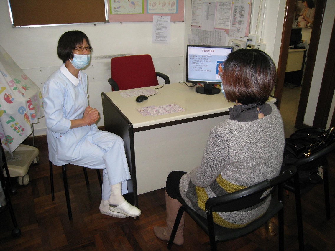 醫護人員向孕婦講解衛生常識