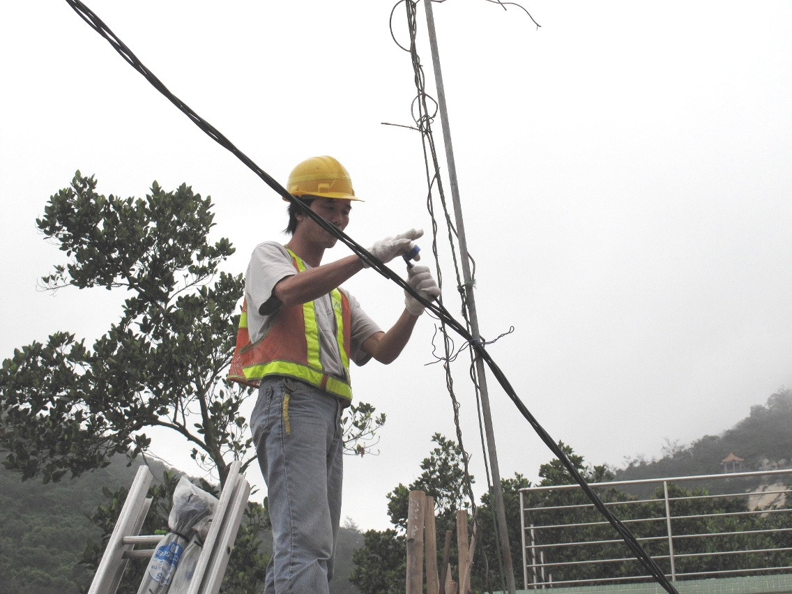 工作人員拆除非法駁電設施