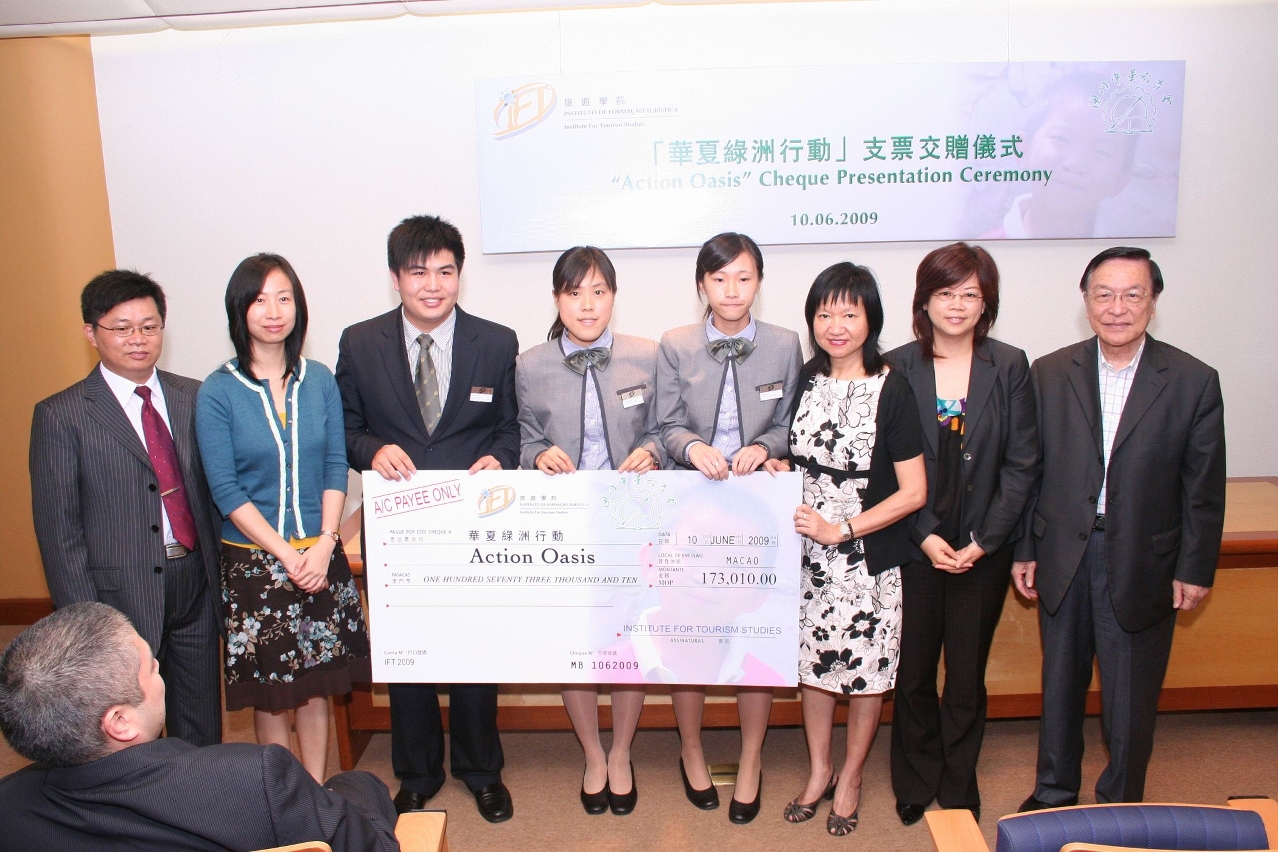 旅遊學院黃竹君院長、甄美娟副院長及學生代表致送支票予澳門中華教育會