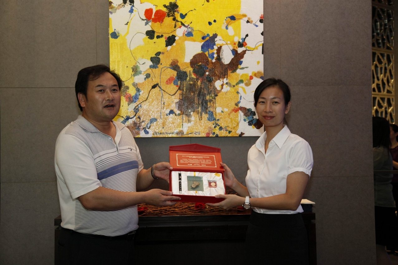 張建國局長致送紀念品予黃竹君院長