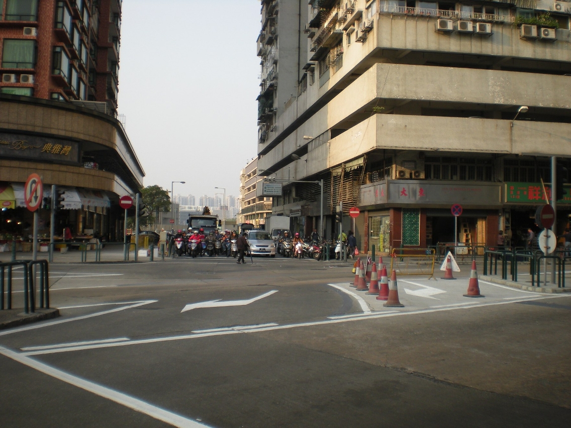 爹美刁施拿地大馬路與沙梨頭海邊街交匯處明起改作雙線行車