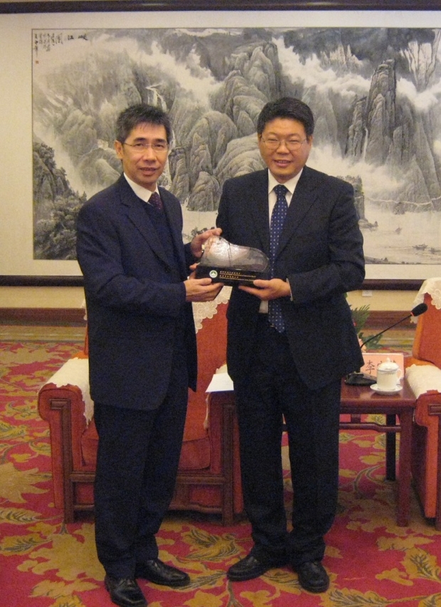 團長山禮度與國管局副局長李寶榮交換紀念品