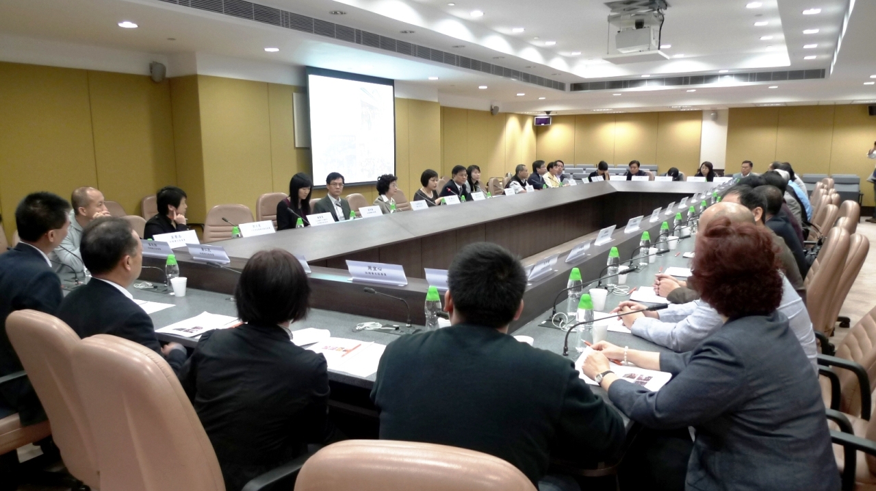 香港食環署人員向社諮會介紹當地街市政策規劃