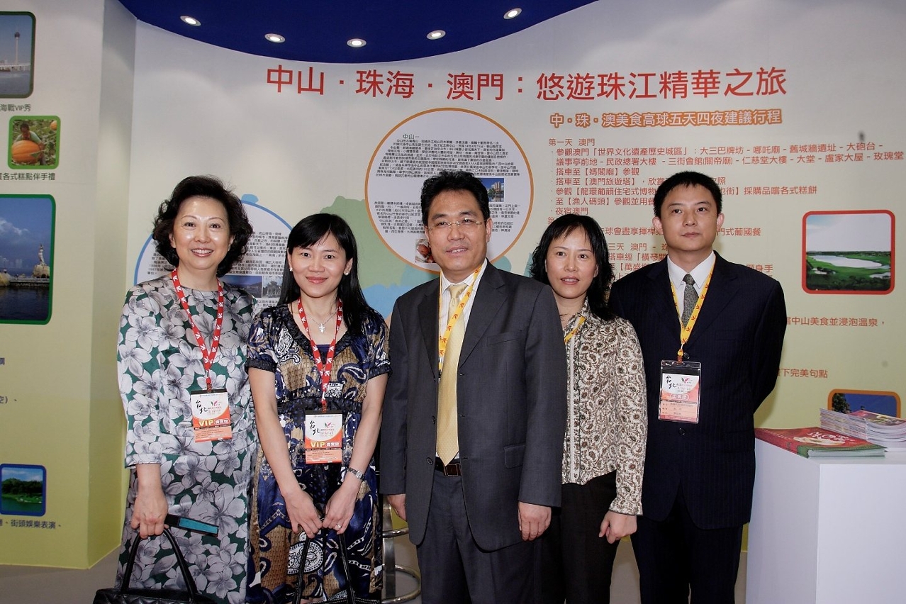 (左至右)澳門特區政府旅遊局台灣首席代表梁吳蓓琳、澳門特區政府旅遊局推廣廳廳長謝慶茜、珠海市旅遊局副局長王春劍、市場科副科長滕文、科長李旭春於中珠澳展台前合影.