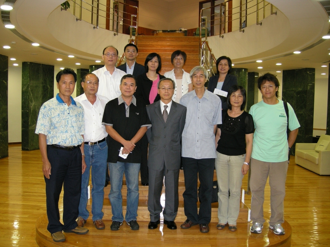 運輸工務司司長劉仕堯與街坊總會、路氹房屋關注小組多位代表合照
