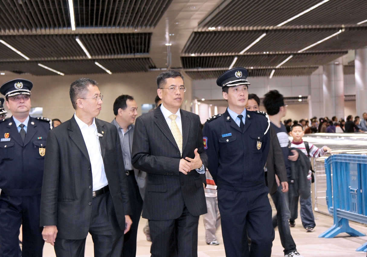保安司司長張國華巡視關閘邊檢大樓 (1)