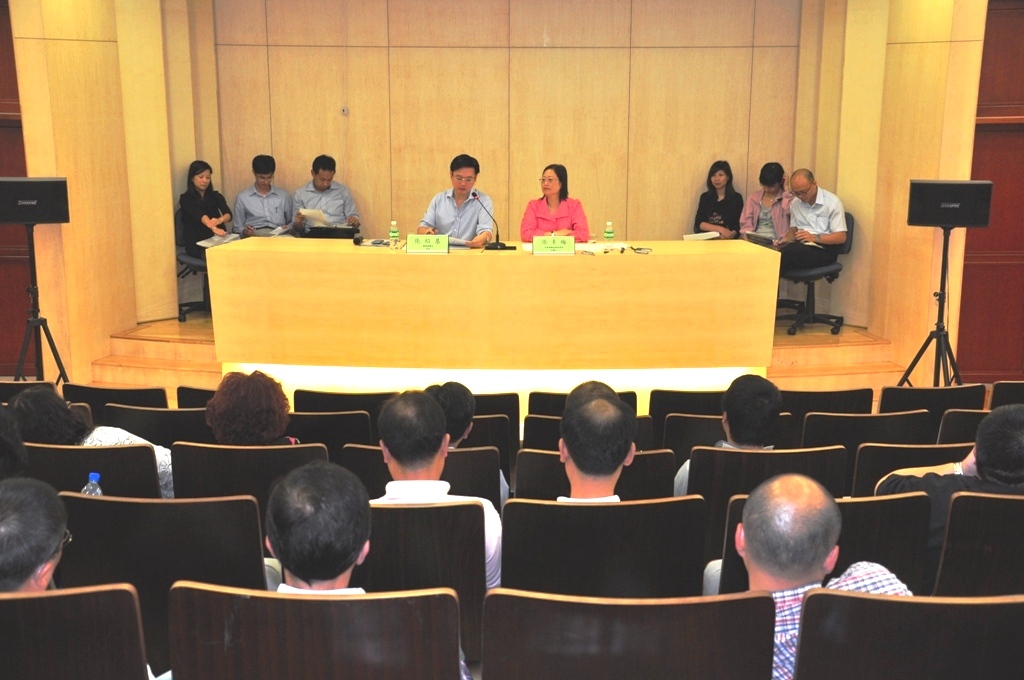 環保局局長張紹基等向社諮會委員介紹環保局職能