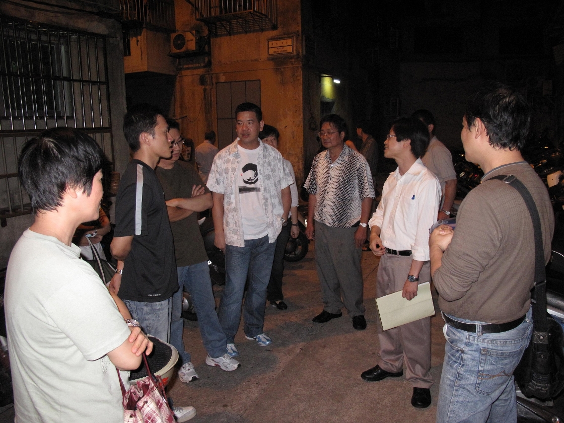交通事務局代表與居民現場視察羅利老台的交通環境