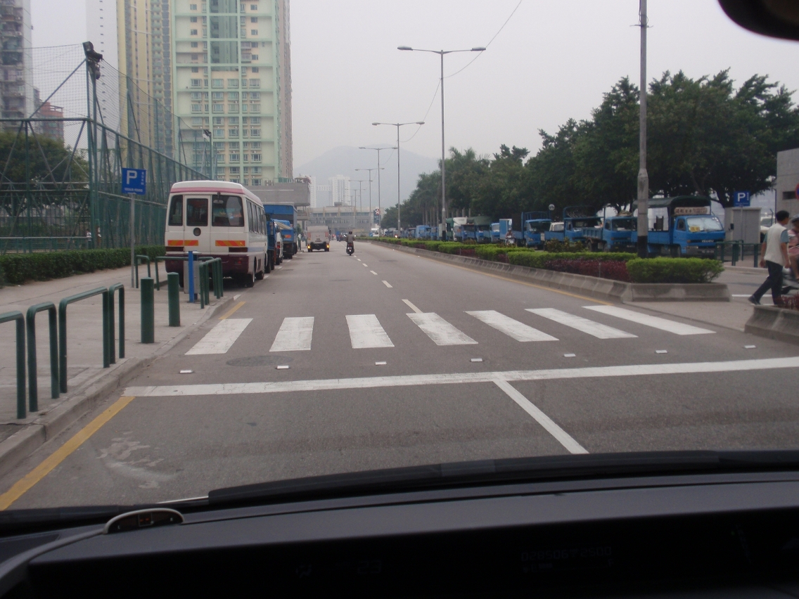 交通事務局在林茂海邊馬路試行安裝反光路釘