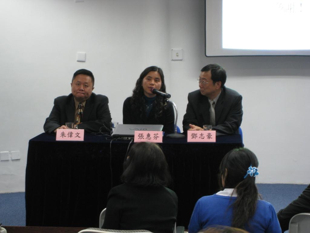 小組成員與團體代表商討派發瓶裝水的具體安排