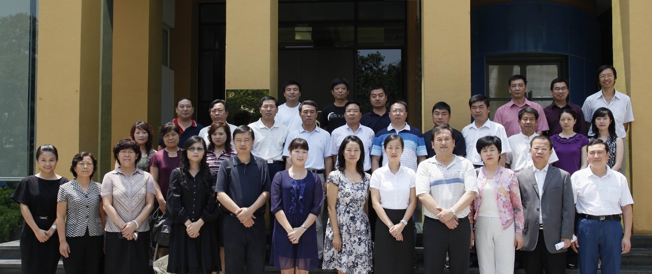 旅遊學院黃竹君院長及安陽市旅遊局張建國局長與學員合照