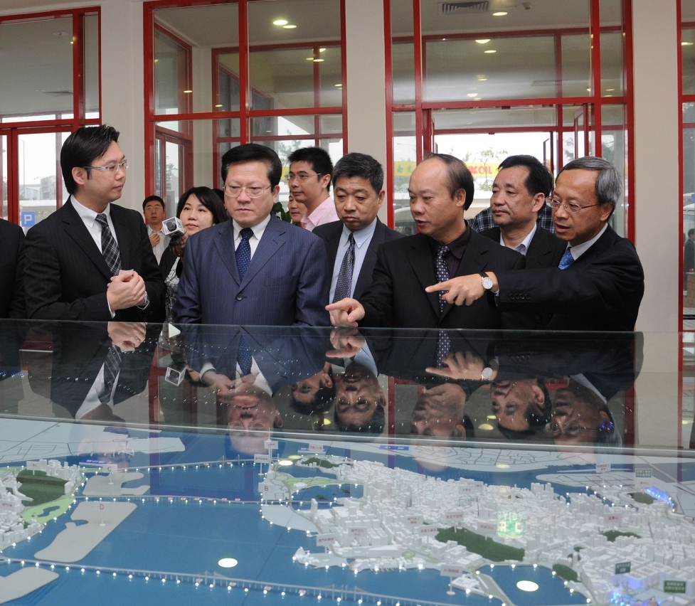 劉仕堯司長及張紹基局長向張廣寧市長介紹澳門環保基建設施的佈局