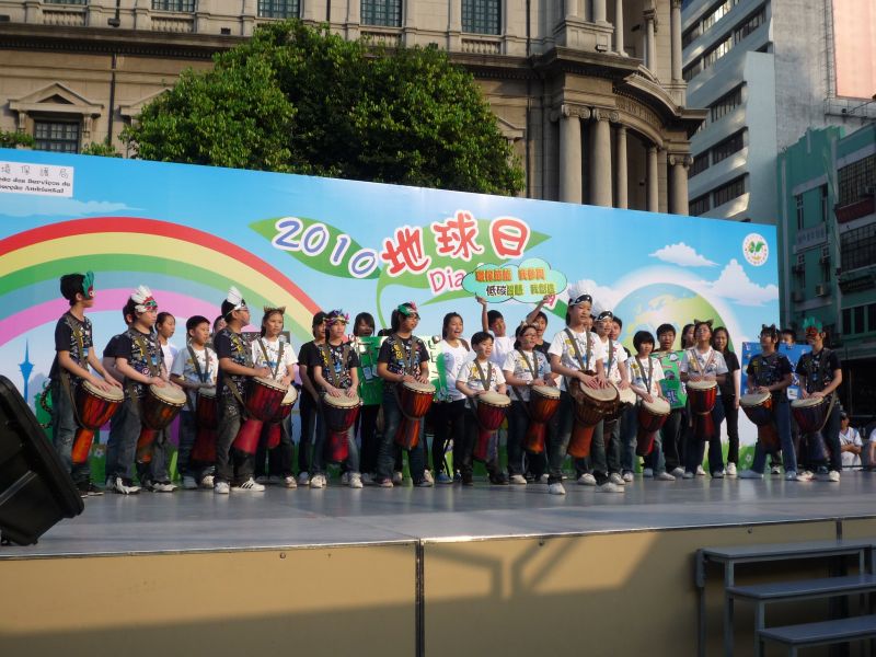 在議事亭前地舉行的「2010地球日」活動上，學生們以話劇、舞蹈及歌唱表演等，宣揚環保訊息。