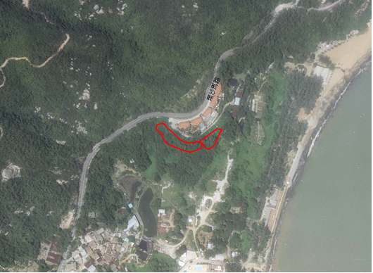 其中一個案在2004時(紅圈所示)，山體仍是綠樹葱葱，碧草如茵。
