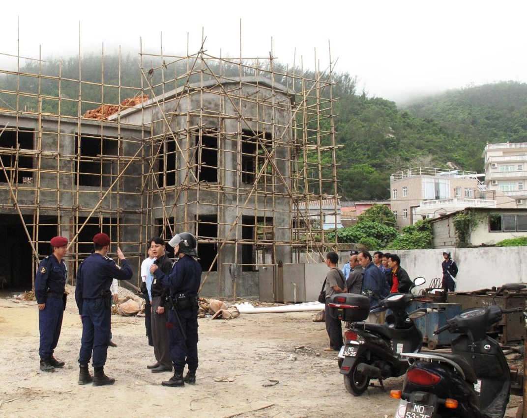 治安警了解現場施工者身份