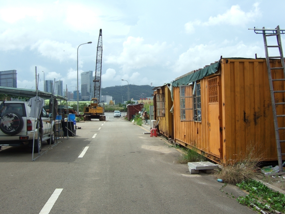 刊登告示前，被佔的路環電廠街地段仍擺放大量貨櫃和其他設施。
