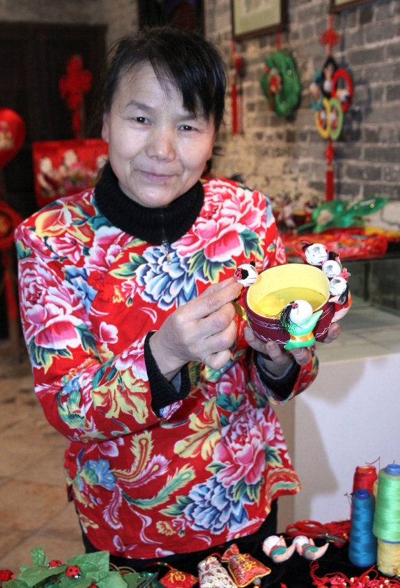工藝家王振霞展示布藝軟雕塑