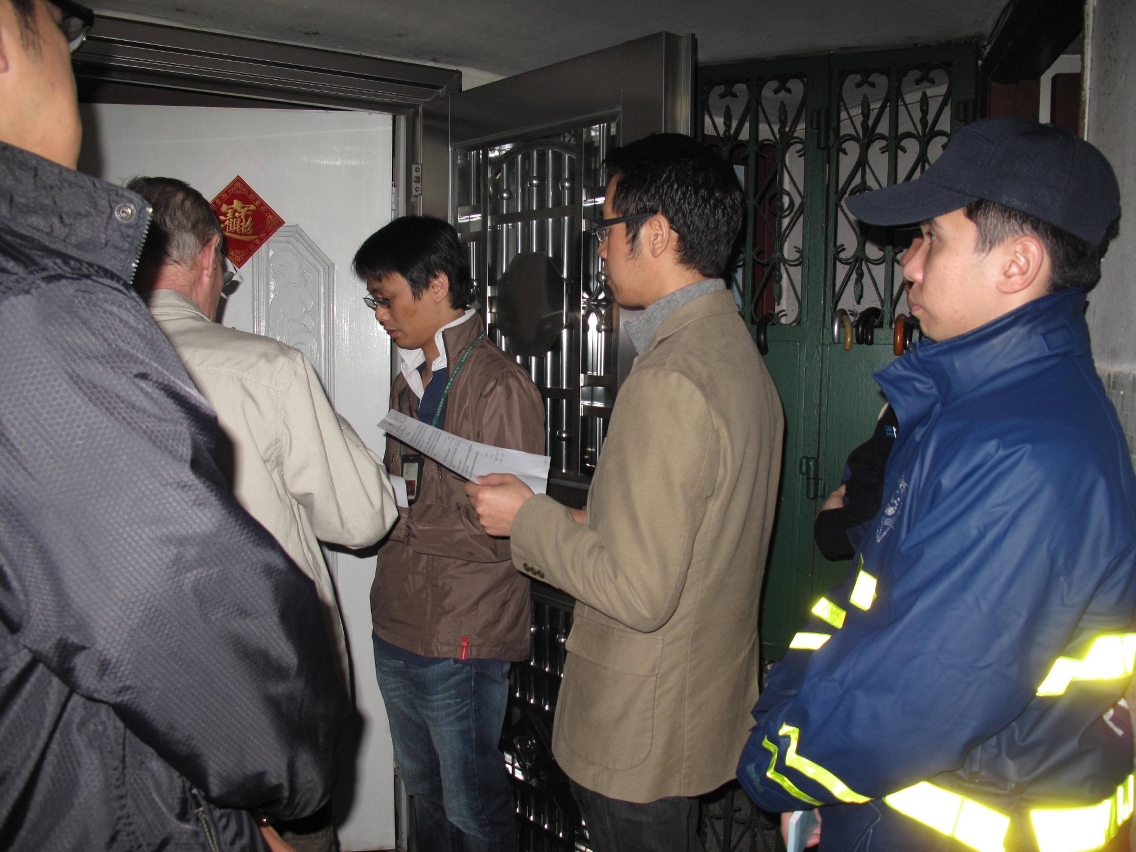 政府人員對進行非法工程的人士進行資料登記
