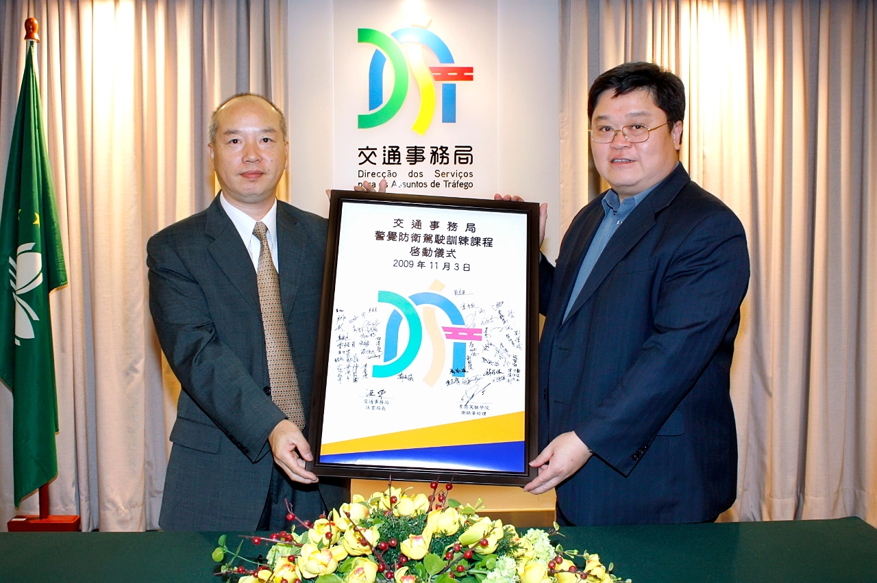 汪雲局長及謝錦華經理在課程啟動儀式上簽名留念