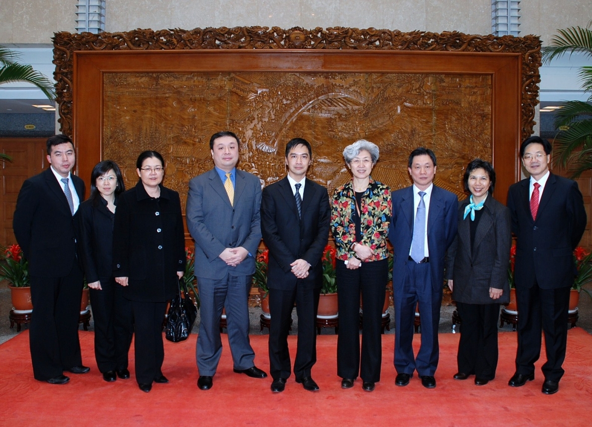 外交部副部長傅瑩(圖右四)與特區審計署訪京團在外交部大樓合攝