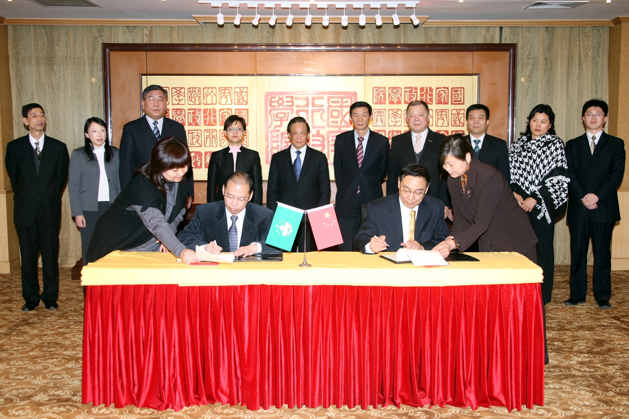 行政暨公職局朱偉幹與國家行政學院谷昀主任簽署合作備忘錄