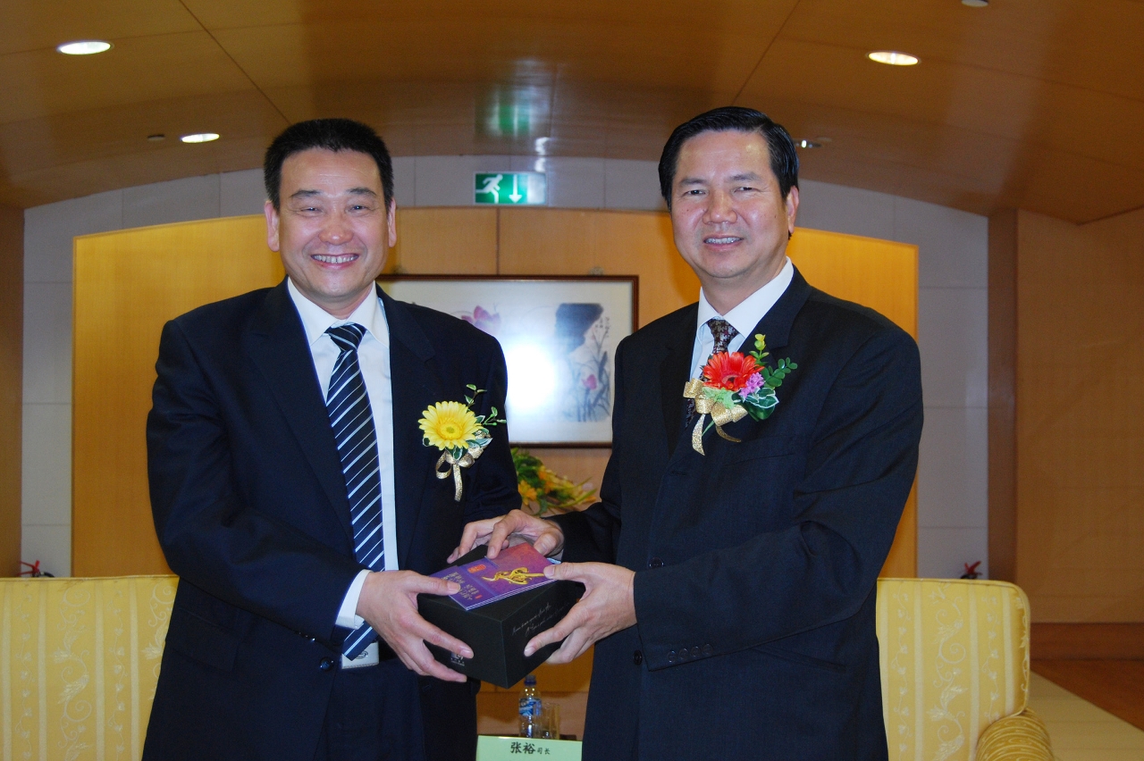 社會文化司張裕司長與教育部考試中心戴家幹主任互贈紀念品