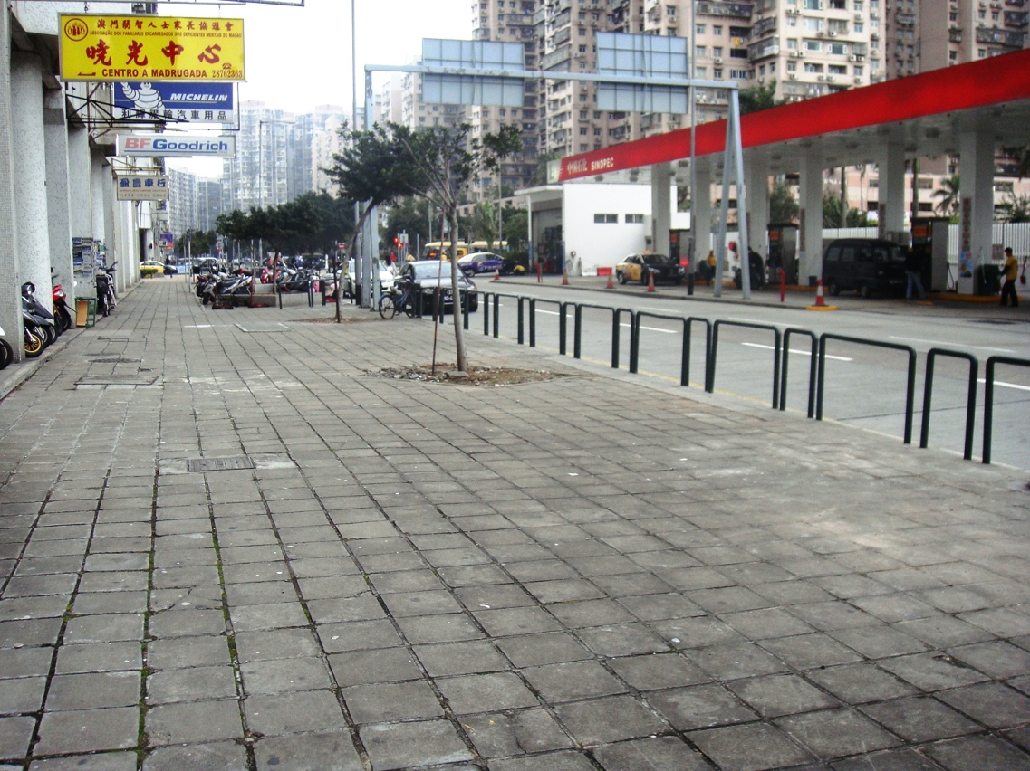 專題小組認為東華 廣華 南華新村部份路段有條件設電單車泊位