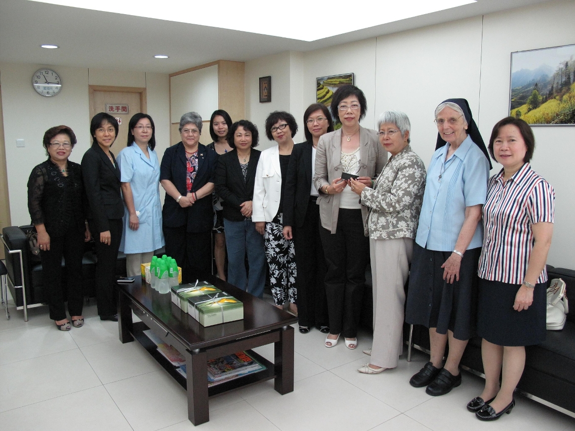 婦諮會委員與婦女保健中心人員合照，並互贈紀念品