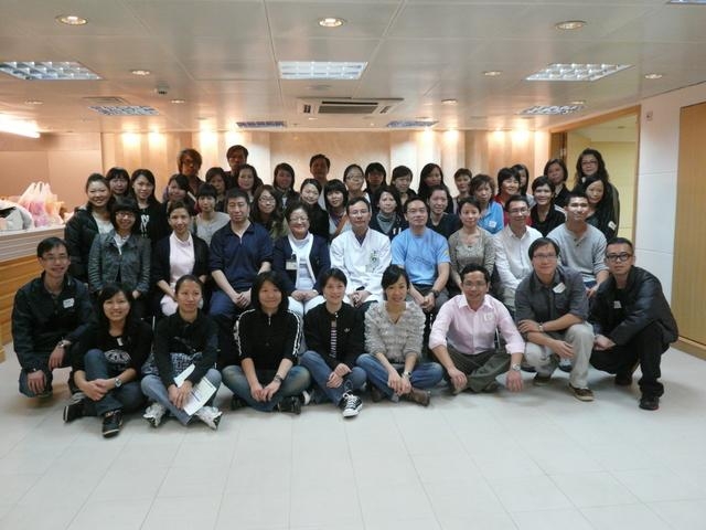 頒發証書後部分學員與導師拍照留念