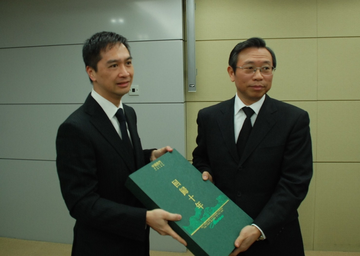 審計長何永安向國家審計長劉家義致送紀念品