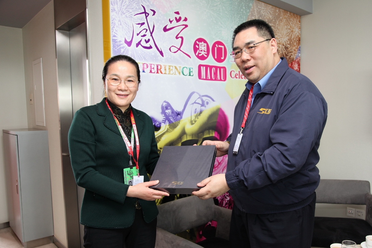 崔世安與上海市副市長趙雯會面，就兩地賽車和體育事業發展交換意見，會面後交換紀念品。
