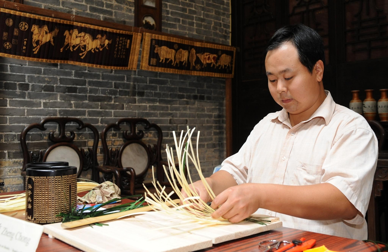 竹編工藝家鄭重於盧家大屋作現場展演