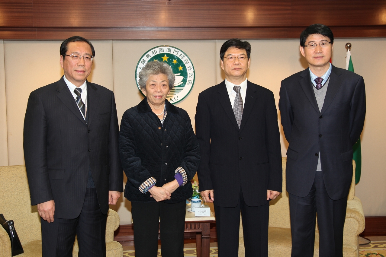 檢察長何超明與張蘇軍(左一)、劉颺(左二)及劉劍(右一)合照