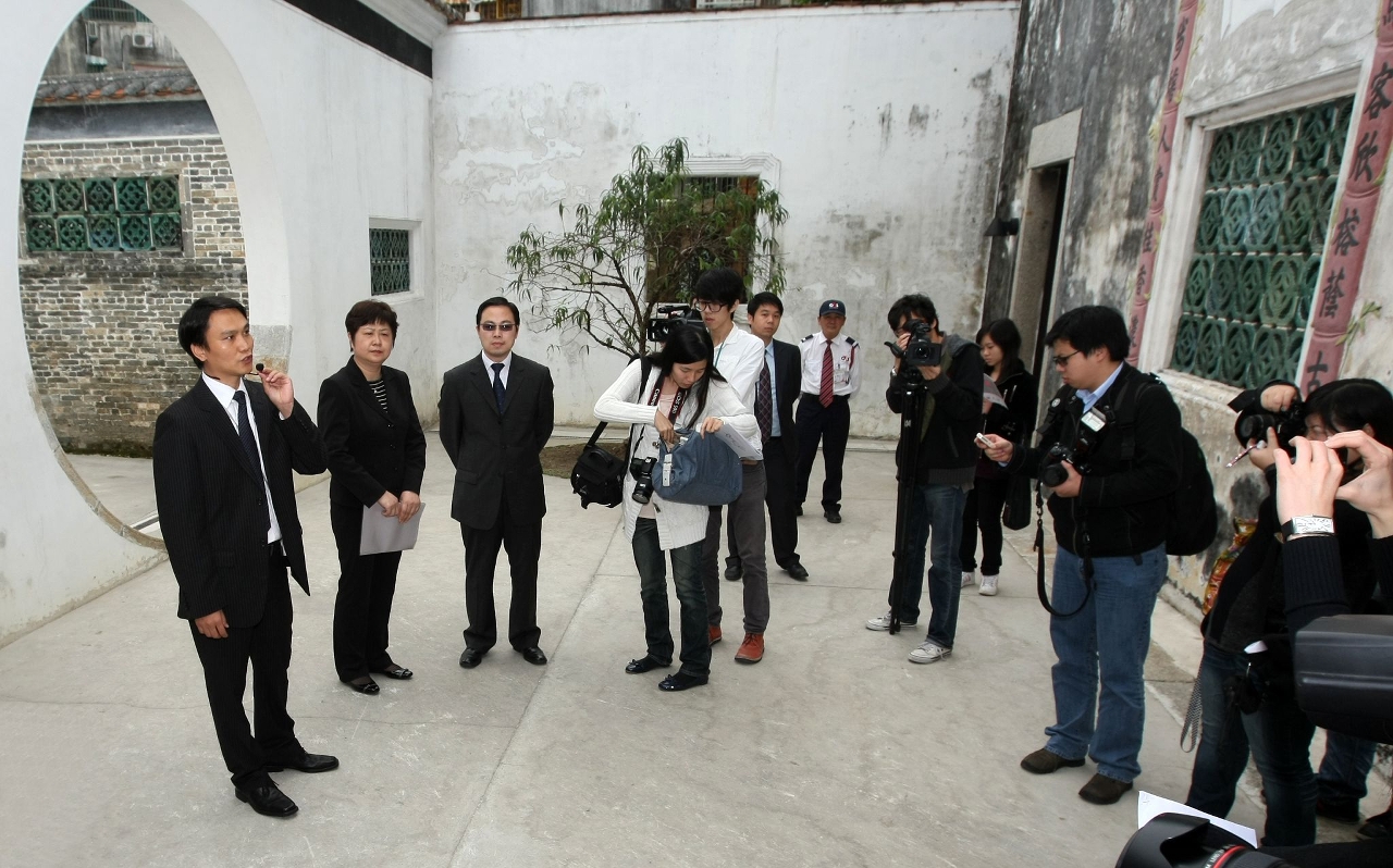 文化局代局長王世紅，副局長陳澤成及文化財產廳廳長張鵲橋向傳媒介紹鄭家大屋修復情況