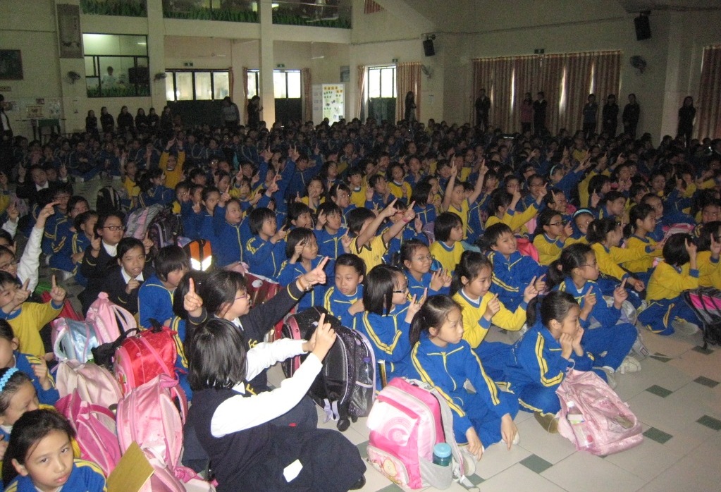 學生投入交流活動