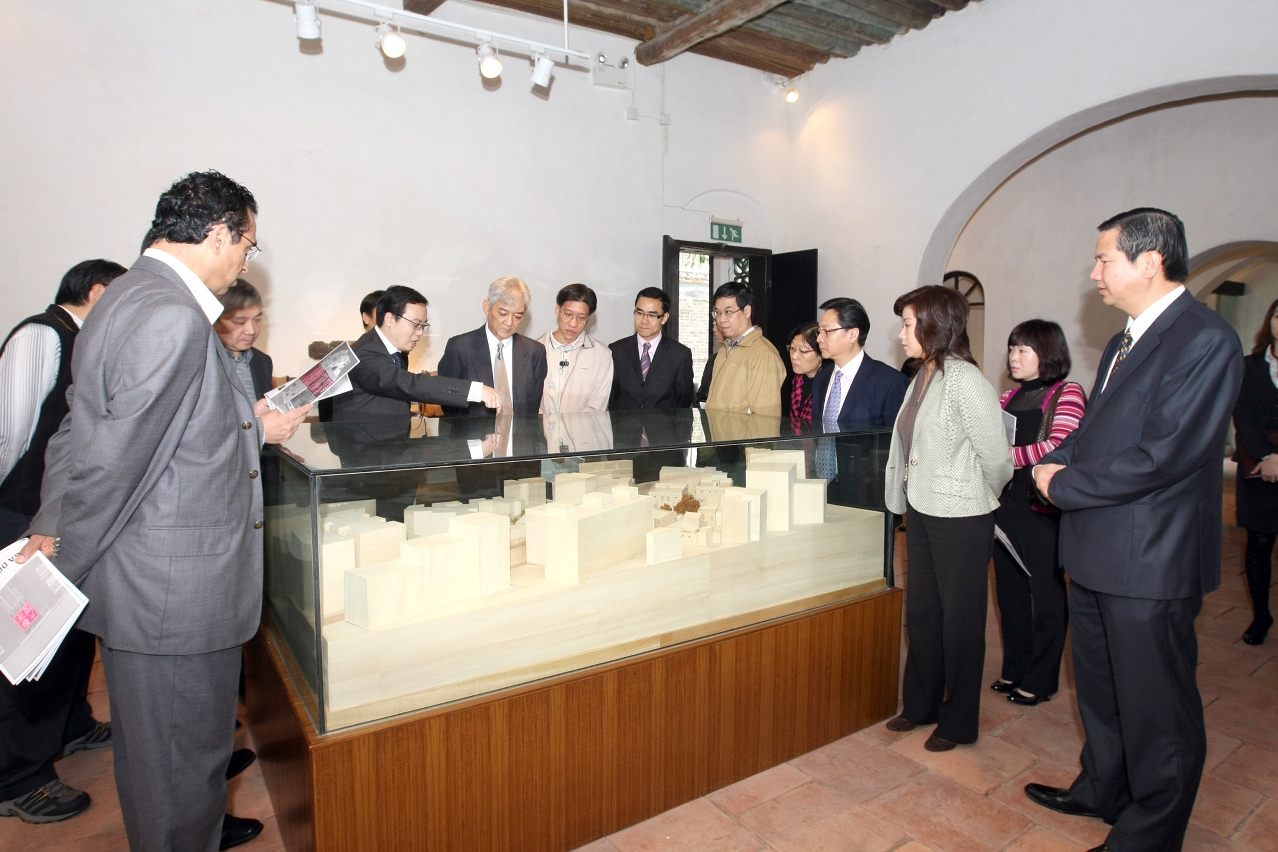 立法會議員參觀鄭家大屋修復展示 (2)