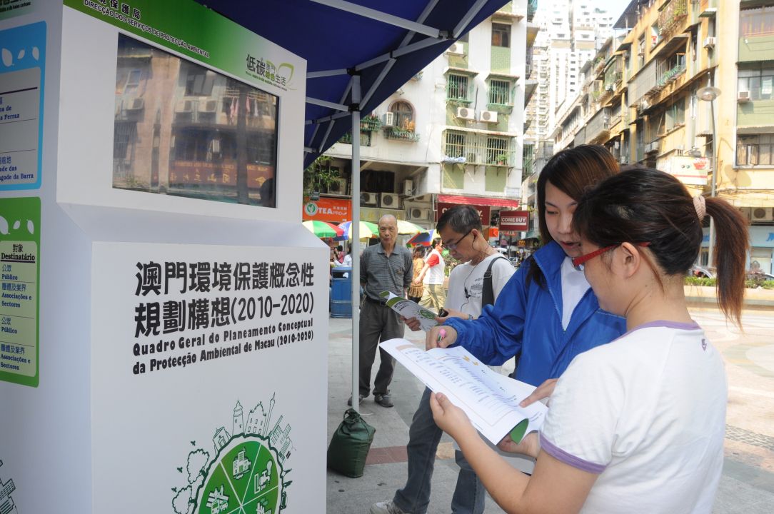 環保局人員向市民細心講解《澳門環境保護概念性規劃構想》(2010-2020)之內容。