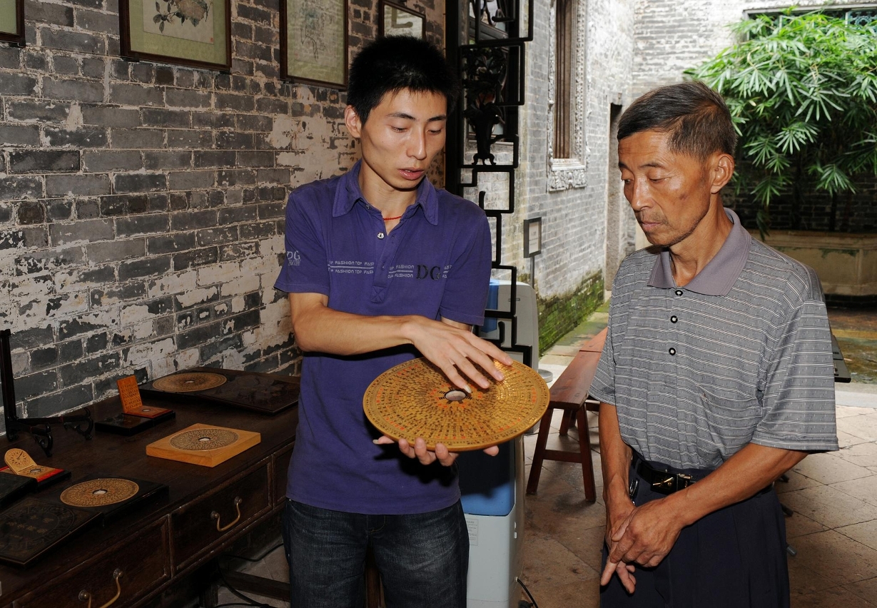 吳水森父子介紹羅盤與日晷工藝品