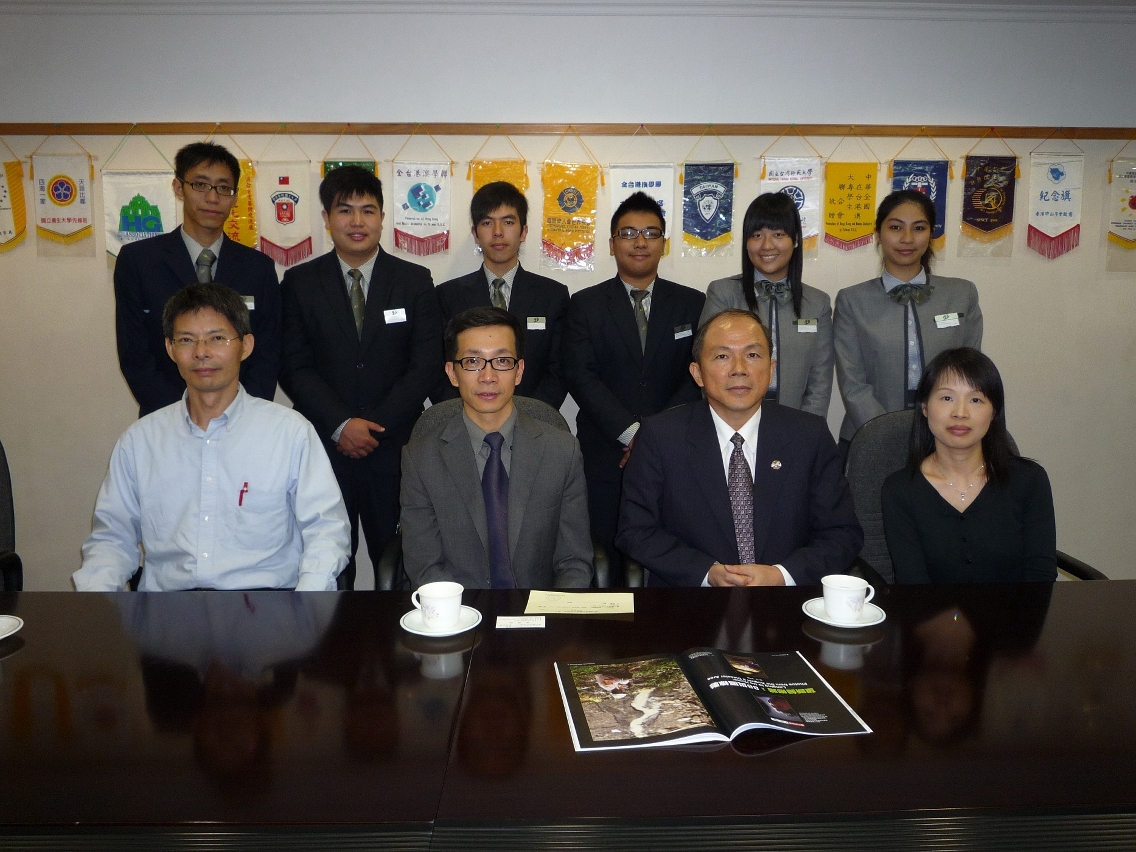 旅遊學院教務長朱振榮先生聯同學生會代表送交善款予台北經濟文化中心陳冠廷組長